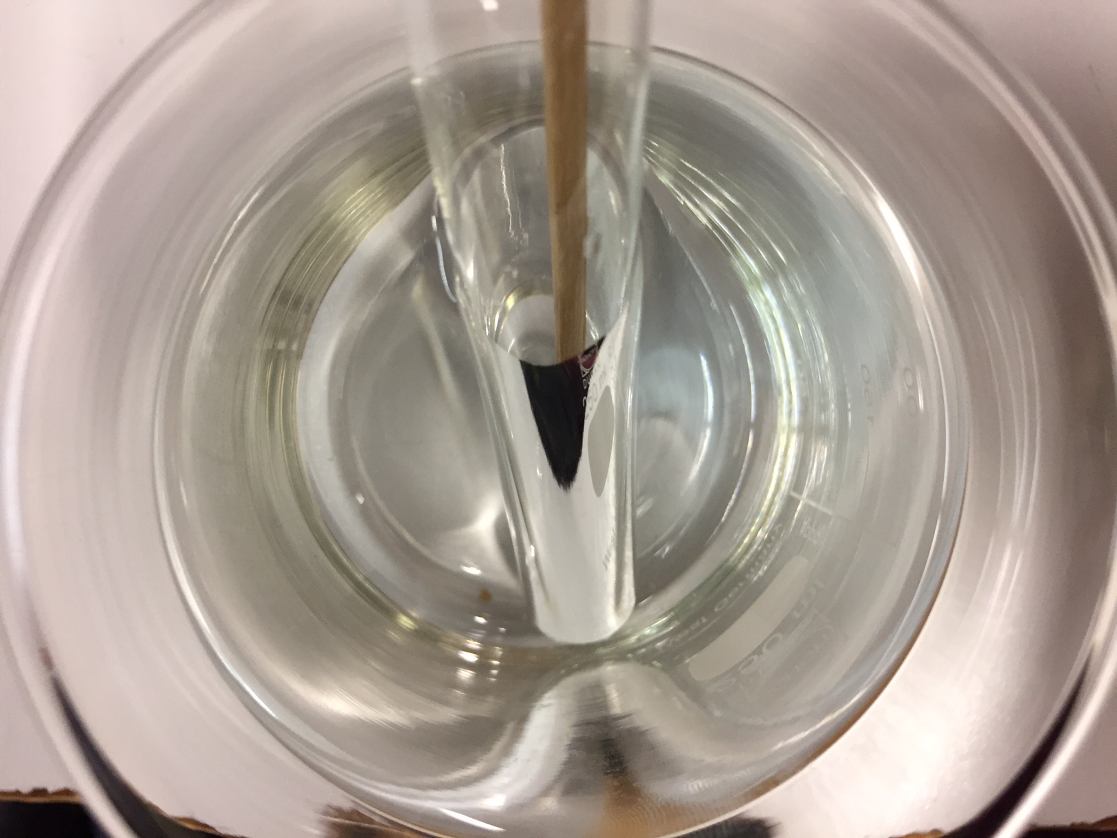 Wasserglas, Reagentglas und Holzstäbchen